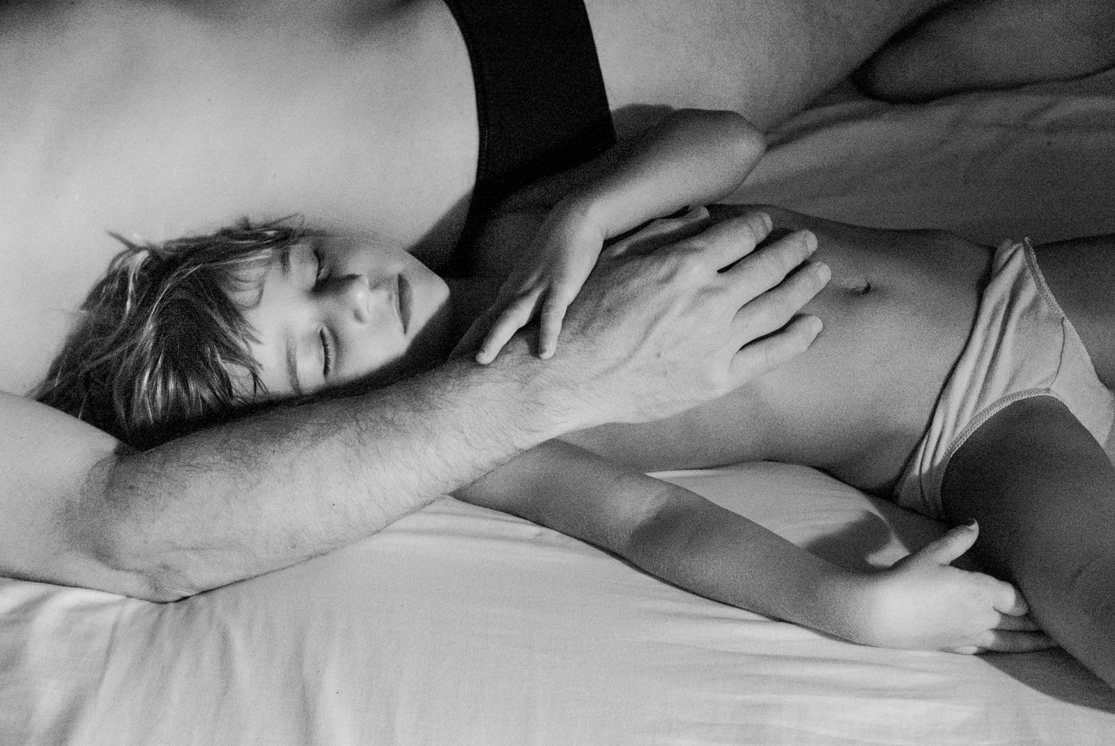 frida asleep in her fathers arm 2021