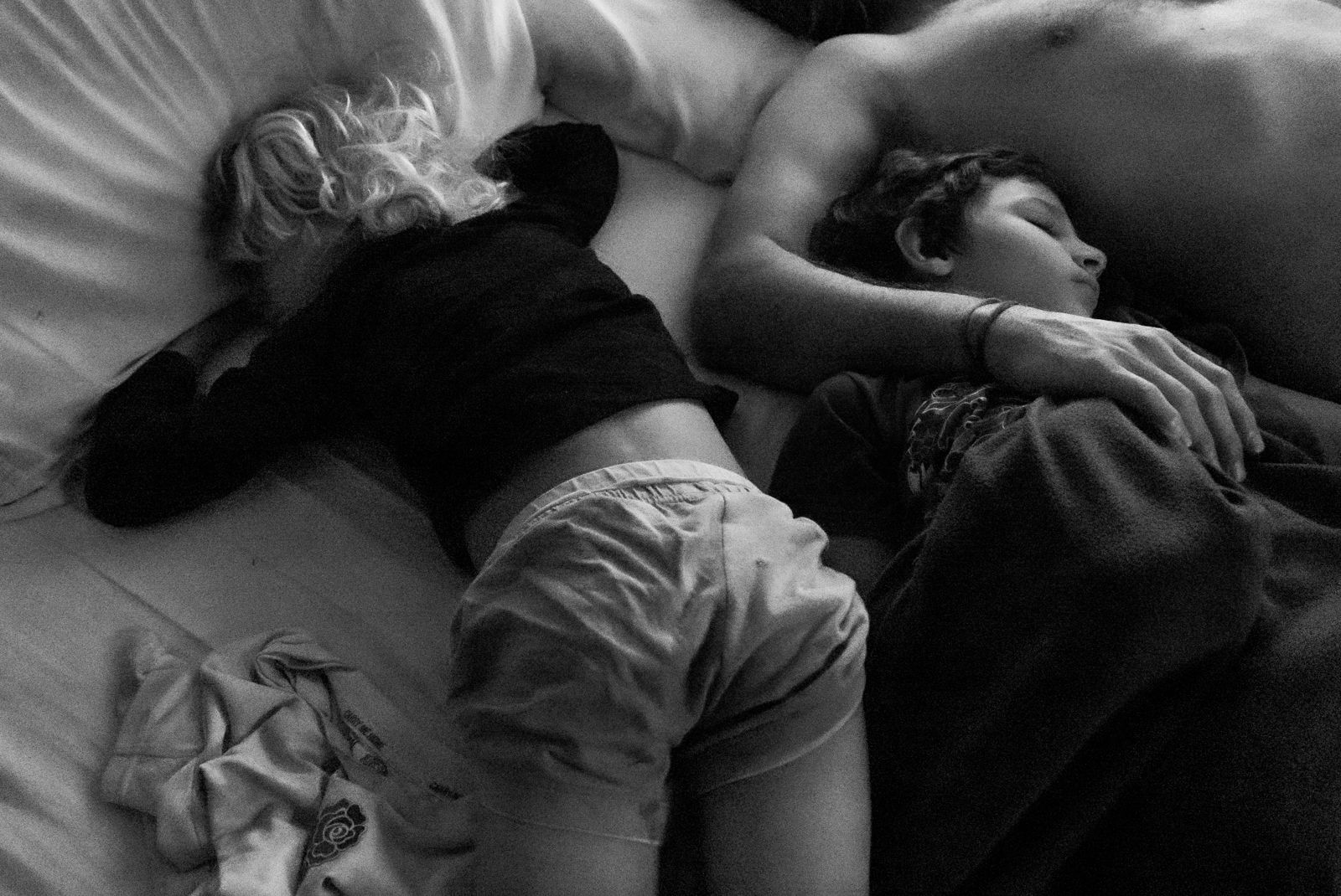 leon and fidel asleep with their father 2021